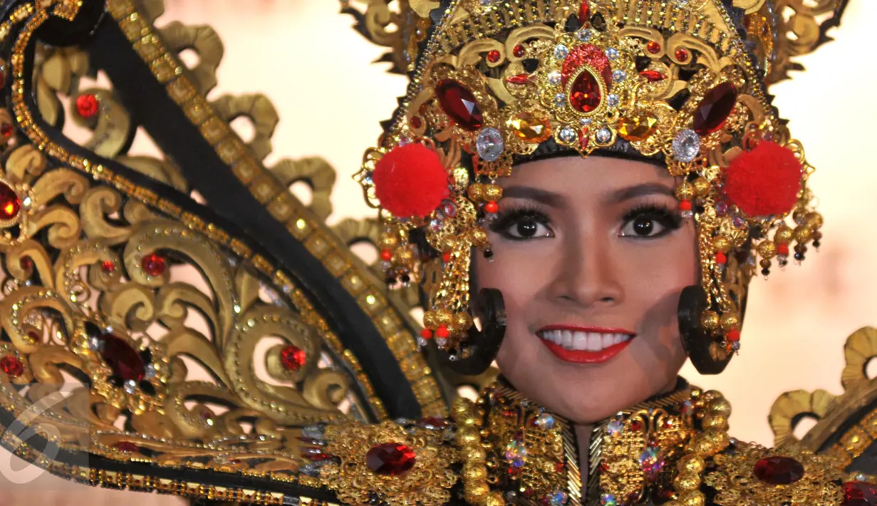 Puteri Indonesia Anindya Kusuma Putri mengenakan kostum karya Dynand Fariz dengan tema "Mythical Eyes on Barong", Jakarta, Kamis (26/11/2015). Kostum ini memiliki bobot 27 Kg dan akan dipakai di perhelatan Miss Universe 2015. (Liputan6.com/Gempur M Surya)