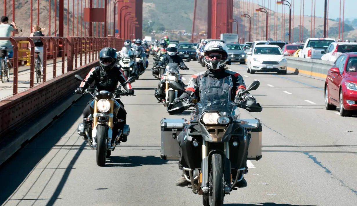 Alisa Clickenger saat memimpin sekelompok pengendara wanita melintasi jembatan Golden Gate di San Fransisco pada Juli 2016. Clickenger mendirikan kelompok pengendara motor wanita bernama Women’s Motorcycle Tours. (Courtesy of Alisa Clickenger via AP)
