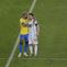 Neymar dan Lionel Messi berpelukan sebelum pertandingan sepak bola Final Copa America 2021 yang berlangsung di Stadion Maracana, Rio de Janeiro, Brasil, Sabtu (10/07/2021). (AP/Silvia Izquierdo)