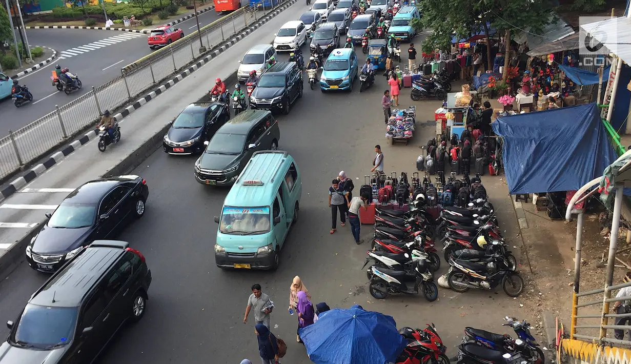 PKL dan parkir liar memadati trotoar serta bahu jalan di kawasan Pasar Senen, Jakarta, Kamis (7/2). Selain mengganggu pejalan kaki, kondisi tersebut juga menghambat arus lalu lintas. (Liputan6.com/Immanuel Antonius)