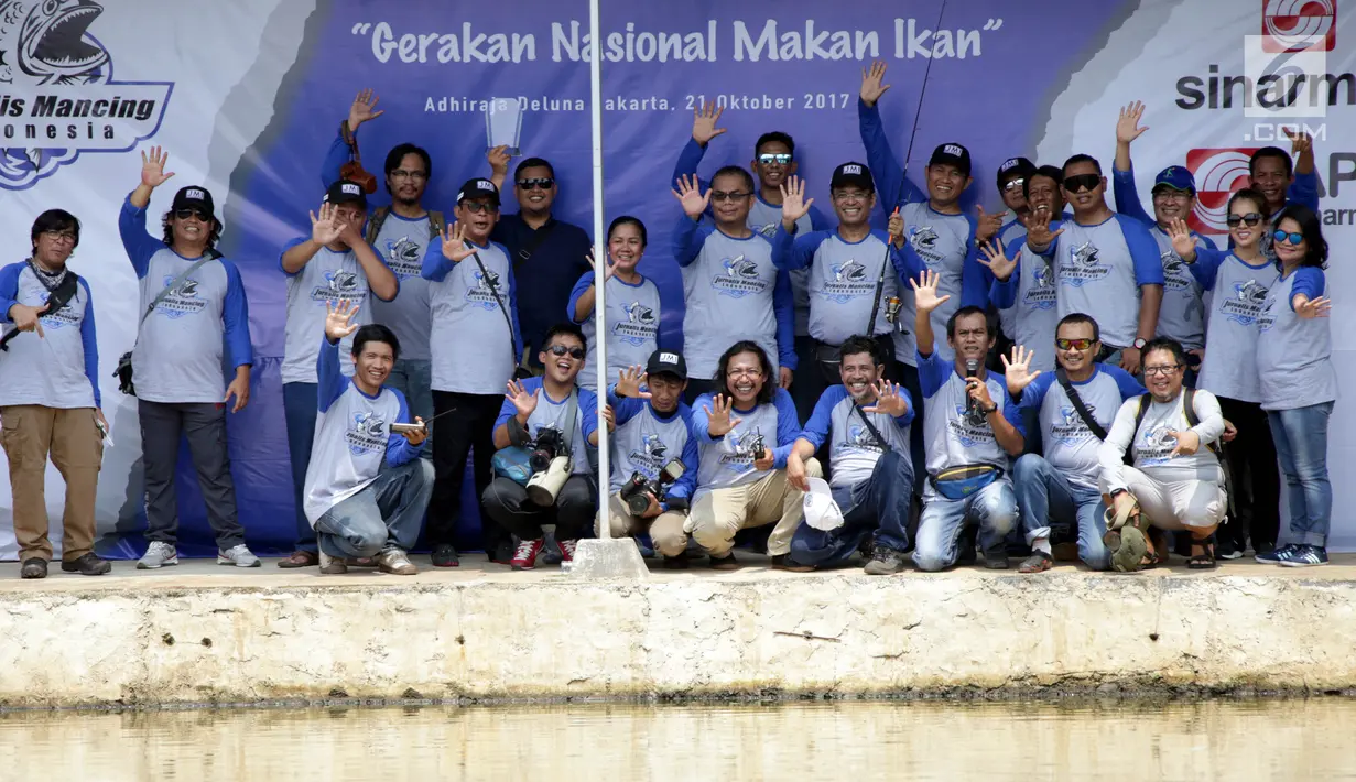 Managing Director Sinar Mas Saleh Husin dan anggota JMI berfoto bersama saat peluncuran komunitas olahraga memancing Jurnalis Mancing Indonesia (JMI) di Depok, Sabtu (21/10). (Liputan6.com/Pool)