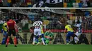 Penjaga gawang Juventus Wojciech Szczesny (ketiga kanan) menangkap bola saat melawan Udinese pada pertandingan Liga Italia Serie A di Dacia Arena Stadium, Udine, Italia, 22 Agustus 2021. Pertandingan berakhir dengan skor 2-2. (MIGUEL MEDINA/AFP)