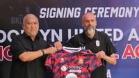 Direktur ASIOP Ade Prima Syarif, berfoto bersama Direktur Kepelatihan Brooklyn United, Eduardo Perez, setelah penandatanganan Nota Kesepahaman (MoU) dan kerja sama dilakukan di ASIOP Training Ground di Royal Sentul Park, Kabupaten Bogor, Minggu (27/03/2022). (Ist)
