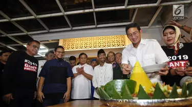 Wakil Gubernur Sandiaga Uno memotong tumpeng saat peresmian sekretariat bersama Partai Gerindra - PKS dan PAN di Jakarta, Jumat (27/4). Dalam acara ini turut hadir Ketua Umum Partai Gerindra Prabowo Subianto. (Liputan6.com/JohanTallo)