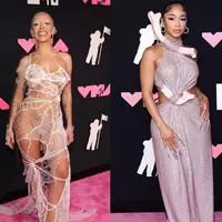 Hadir Selena Gomez yang memukau dengan naked dress warna merahnya dari Oscar de la Renta. [@selenagomez]