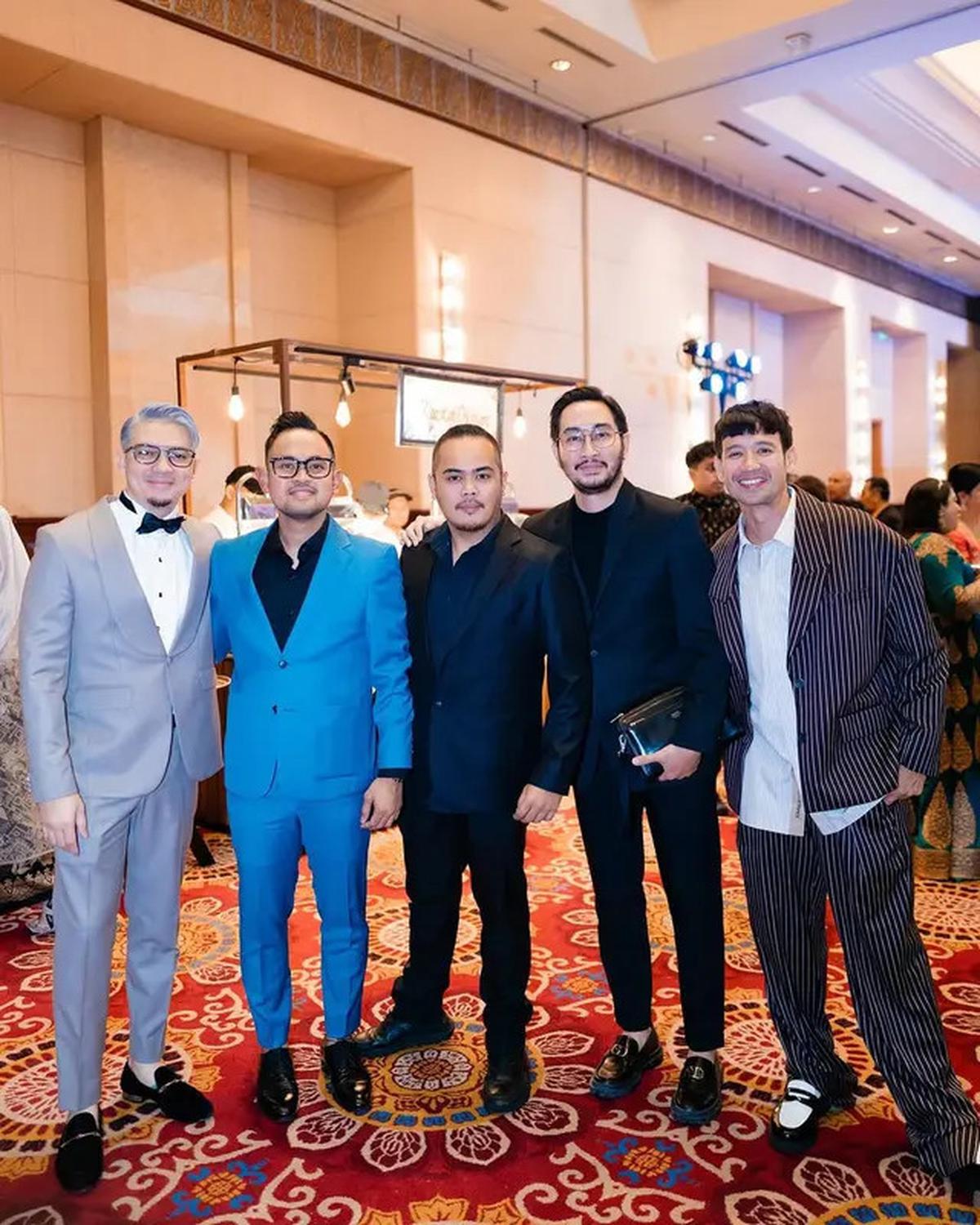 6 Potret Irwansyah Kondangan dengan Gaya Rambut Silver, Hot Daddy Dua Anak