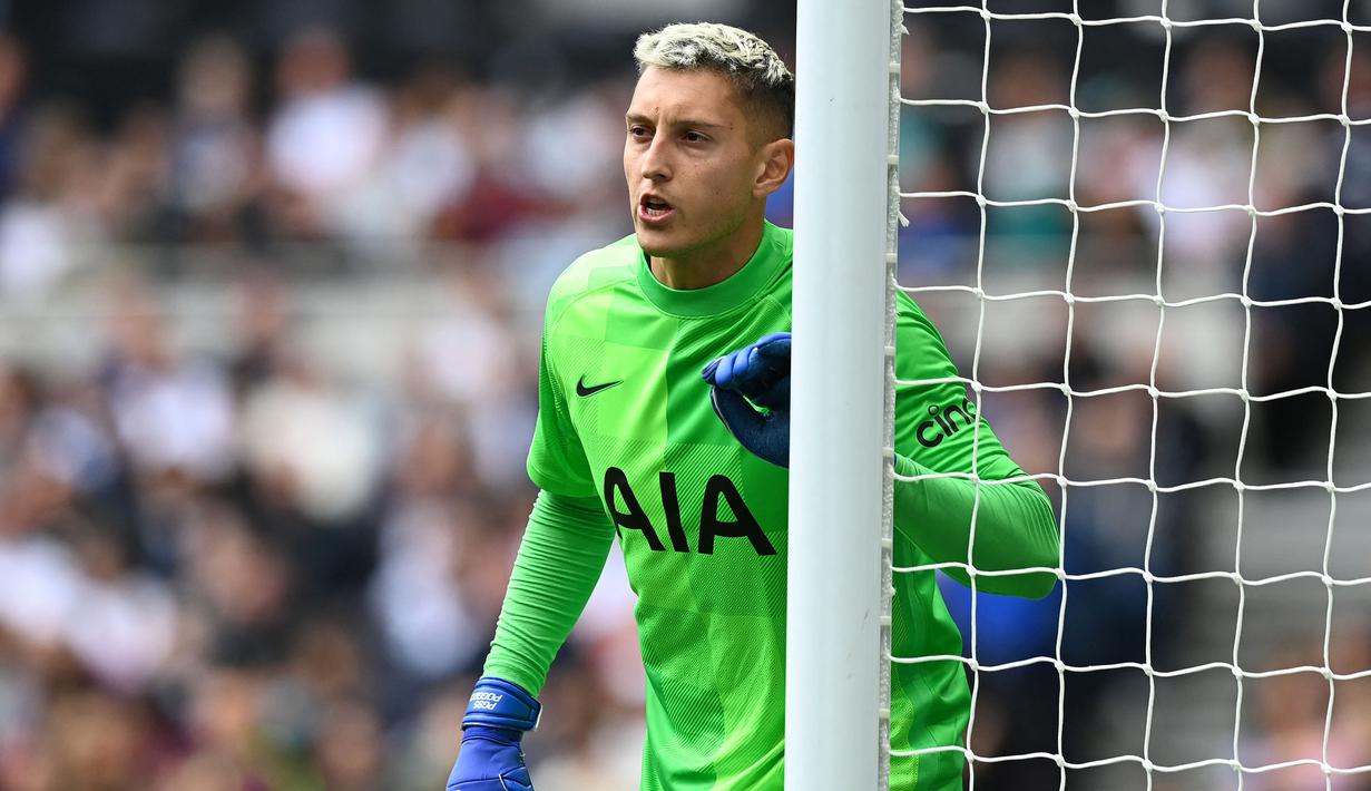 Pierluigi Gollini merupakan rekrutan baru Tottenham Hotspur dari klub Liga Italia, Atlanta. Dirinya belum mampu menggeser kiper utama Spurs, Hugo Lloris walapun persentase penyelamatan Gollini lebih besar, yaitu 63,9 persen. (AFP/Glyn Kirk)
