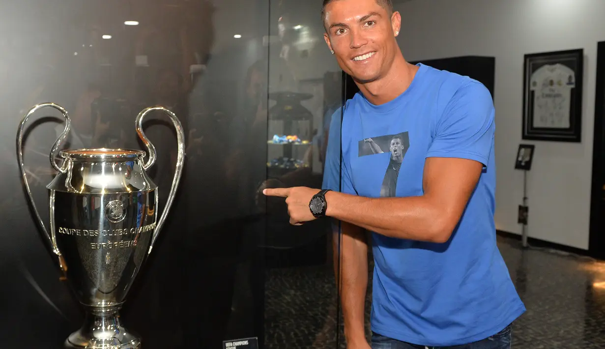 Paras tampan, karier nya cemerlang dan bergelimang harta kekayaan, membuat atlet pesepak bola Cristiano Ronaldo begitu dikagumi oleh wanita-wanita diseluruh belahan dunia. (AFP/Bintang.com)