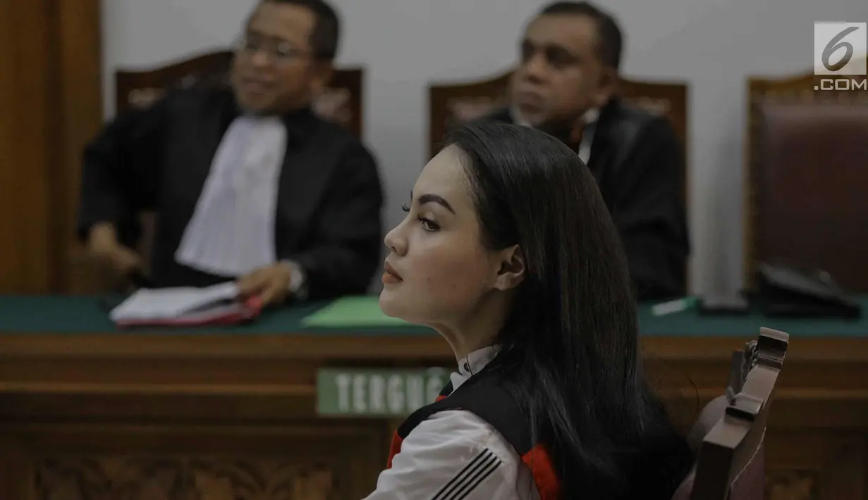 Aktris Jeniffer Dunn saat menjalani sidang perdana penyalahgunaan narkoba di Pengadilan Negeri Jakarta Selatan, Kamis (5/4). Sidang tersebut beragendakan pembacaan dakwaan. (Liputan6.com/Faizal Fanani)