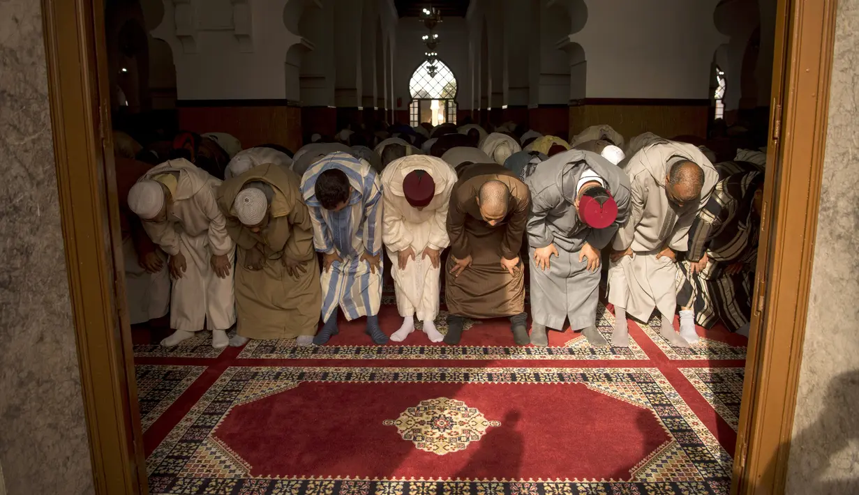 Muslim Maroko melakukan Salat Istisqa untuk meminta hujan di dekat Kota Rabat, Maroko (24/11). Salat Istisqa untuk meminta turunnya hujan ini dipimpin oleh Putra Mahkota Maulay Al Hassan. (AFP Photo/Fadel Senna)