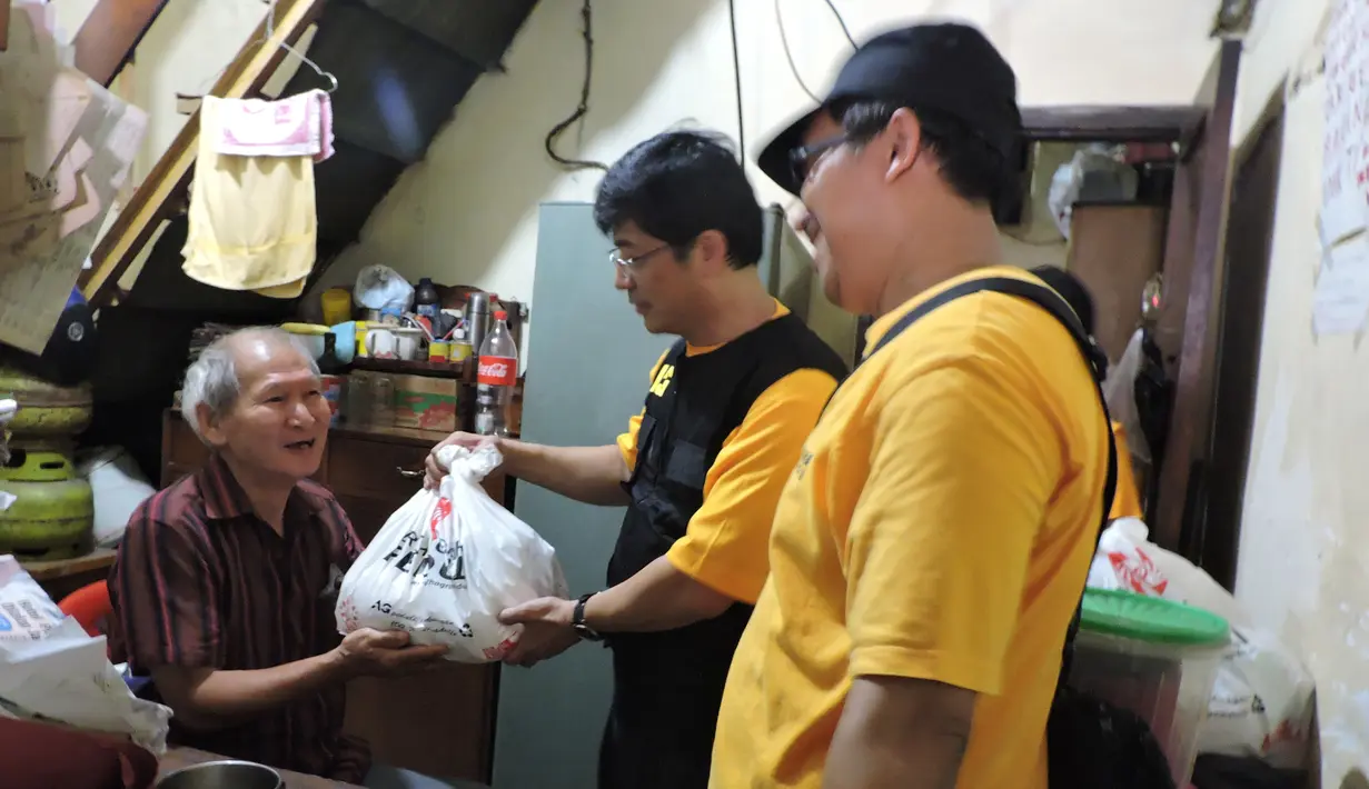 Koordinator Pasar Murah Artha Graha Peduli Jet Soedirdja mendatangi dan menyerahkan langsung paket sembako murah ke rumah warga tidak mampu di kawasan Sawah Besar, Jakarta, Minggu (24/1/2014). (Media Center AGN - AGP)