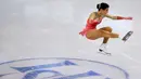 Atlet Ice Skating Hungaria, Ivett Toth memperlihatkan kebolehannya dalam menari di atas seluncur es di  kejuaraan Ice Skating dunia, ISU Dunia Figure Skating Championships di Boston, Massachusetts, Amerika Serikat, (31/3). (REUTERS/Brian Snyder)