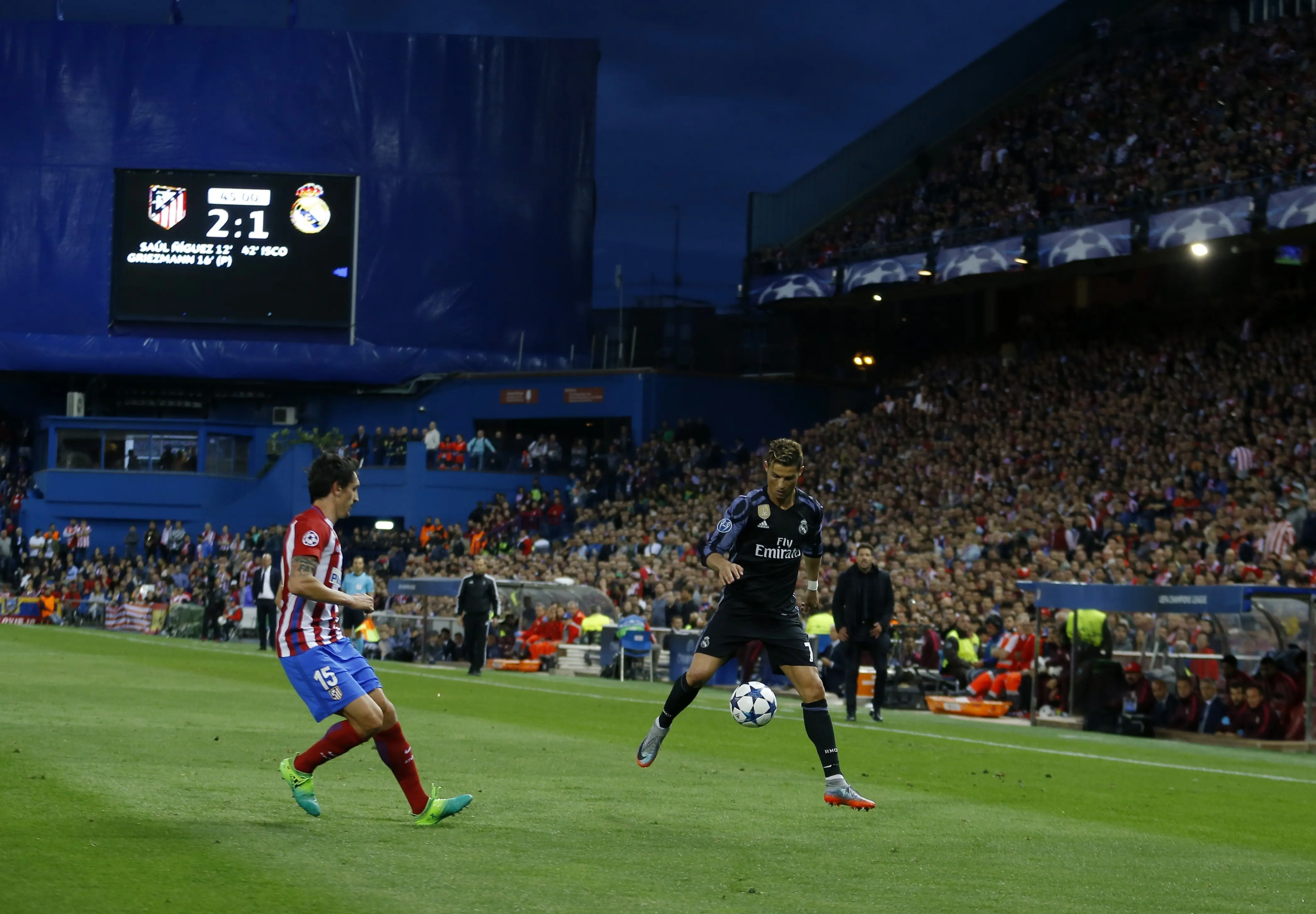 Bintang Real Madrid, Cristiano Ronaldo (kanan), dijaga bek Atletico Madrid Stefan Savic pada leg kedua semifinal Liga Champions di Estadio Vicente Calderon, Kamis (11/5/2017) dinihari WIB. (AP Photo/Francisco Seco)