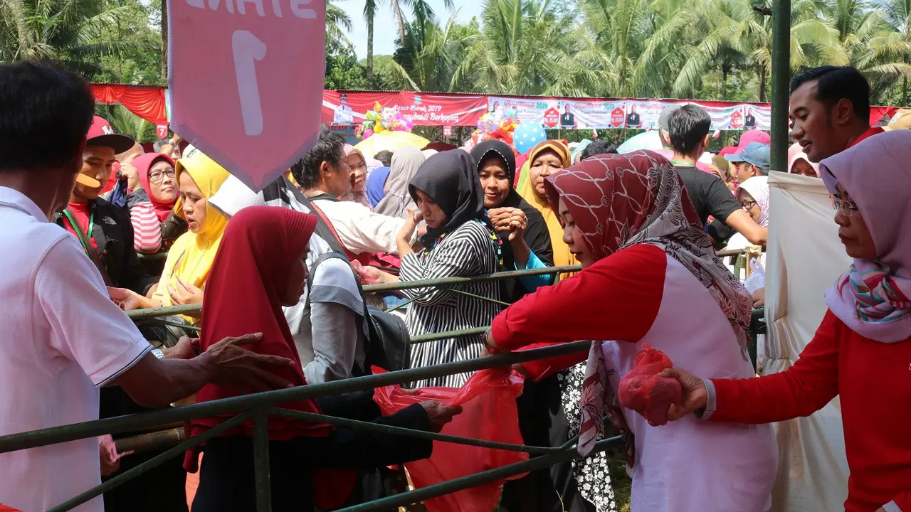 Bupati Purbalingga, Dyah Hayuning Pratiwi membagikan sembako gratis dalam pasar murah di Muli Kecamatan Karangmoncol. (Foto: Liputan6.com/Dinkominfo PBG/Muhamad Ridlo)