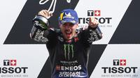 Pembalap MotoGP Maverick Vinales melakukan selebrasi usai memenangkan MotoGP Emilia Romagna 2020 di Sirkuit Misano, Misano Adriatico, Italia, Minggu (20/9/2020). Maverick Vinales keluar sebagai juara disusul Joan Mir dan Pol Espargaro. (AP Photo/Antonio Calanni)