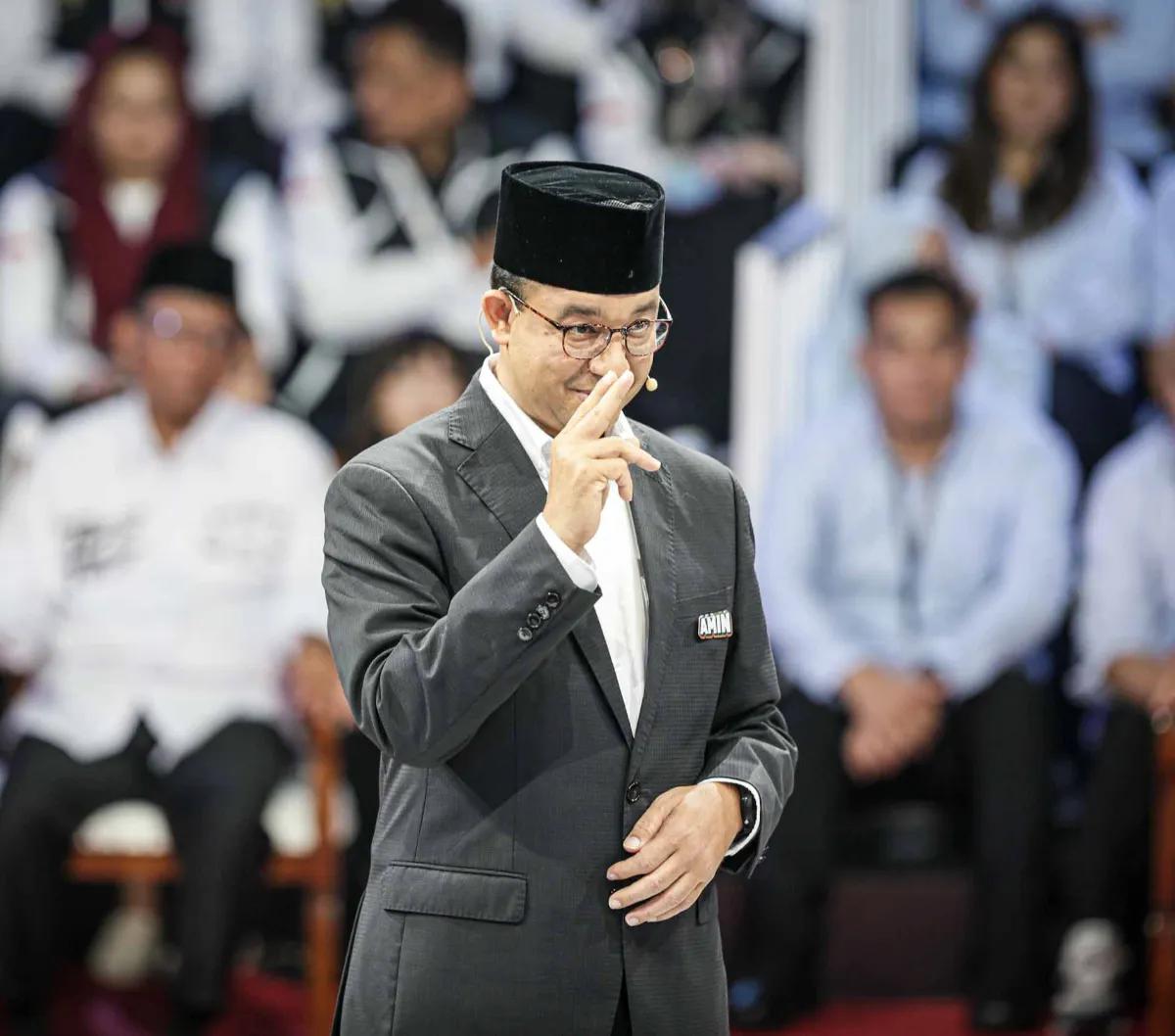 Anies terlihat tepuk tangan ketika mendengar jawaban Ganjar. Anies juga tersenyum ketika mendengar balasan Ganjar ke Prabowo tersebut.&nbsp;<br>
