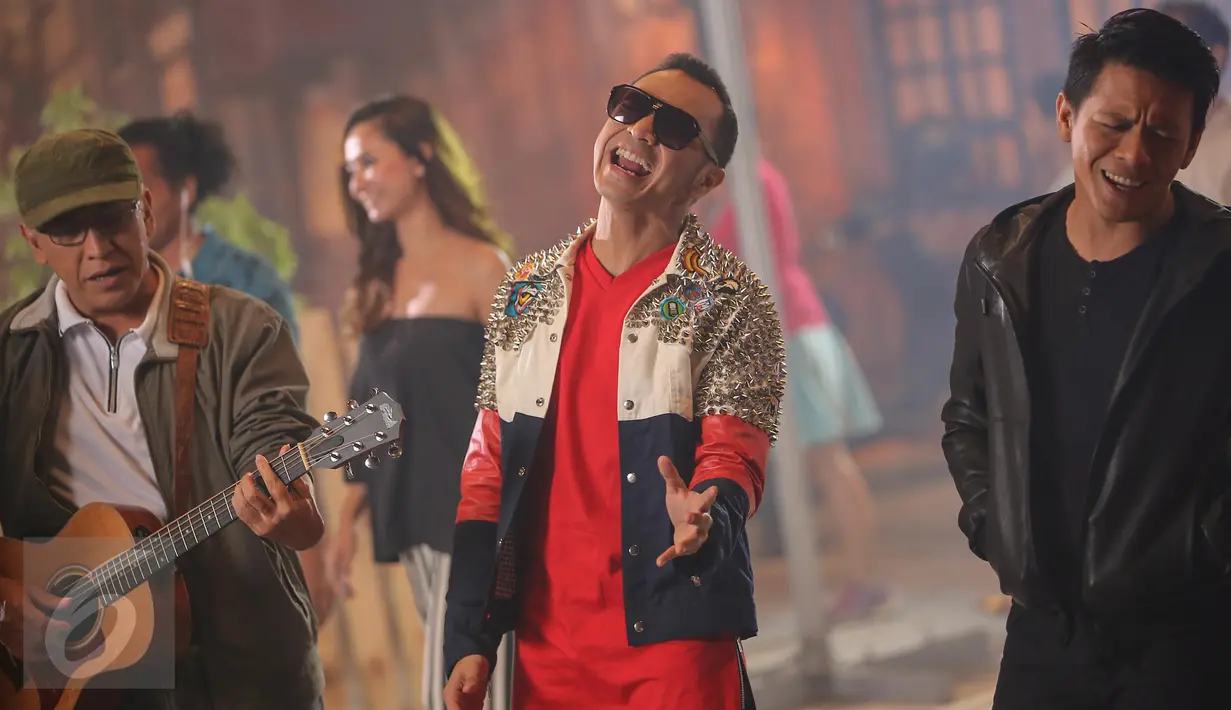 (Ki-ka) Iwan Fals, Giring Nidji dan Ariel NOAH saat proses syuting pembuatan video klip lagu 'Kemesraan' di Jakarta, Selasa (19/1). Iwan Fals menggaet sederet vokalis grup band populer Tanah Air dalam album terbarunya 'SATU'.  (Liputan6.com/Faizal Fanani)