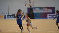 Atlet naturalisasi Kamboja (kiri) di cabor basket saat bertemu Timnas Basket Putri Indonesia di ajang SEA Games 2023 Kamboja. (NOC Indonesia)