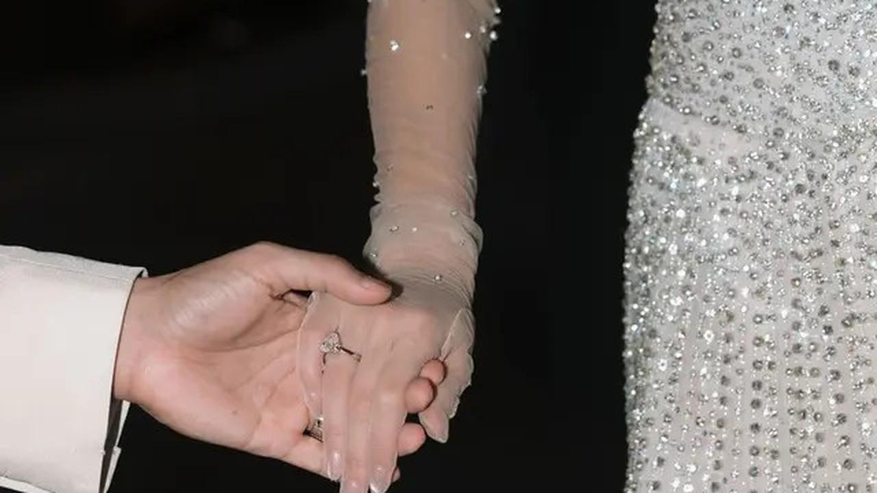6 Pesona Pevita Pearce Saat Menikah dengan Crazy Rich Malaysia, Gaun Pengantin Bertabur 70.000 Kristal