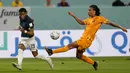 <p>Bek Belanda, Nathan Ake berusaha menghalau umpan pemain Ekuador, Gonzalo Plata selama pertandingan grup A Piala Dunia 2022 Qatar di Stadion Internasional Khalifa di Doha, Qatar, Jumat (25/11/2022). Belanda bermain imbang dengan Ekuador dengan skor 1-1. (AP Photo/ Martin Meissner)</p>
