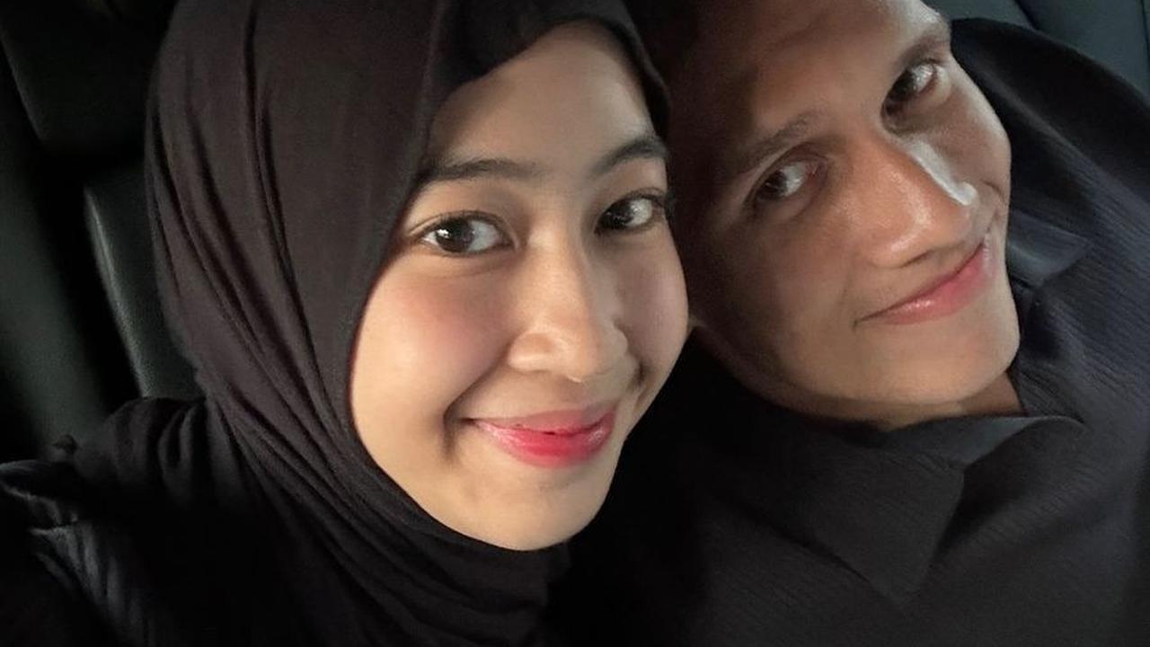 Bagikan Momen Romantis Bersama Sang Suami