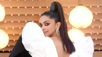 Aktris Bollywood, Deepika Padukone berpose ketika tiba untuk pemutaran film "Rocketman" di karpet merah Festival Film Cannes 2019 di Prancis pada Kamis (16/5/2019). Rambutnya yang panjang ditata dengan gaya ekor kuda tinggi sampai atas kepala. (Arthur Mola/Invision/AP)