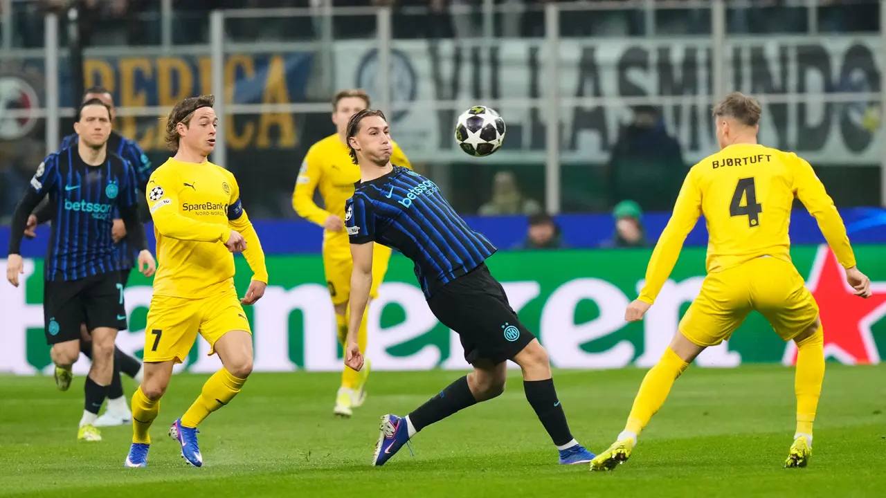 Pemain Inter Milan Francesco Pio Esposito (tengah) berebut bola dengan pemain Bodo/Glimt Odin Bjortuft