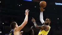 Aksi LeBron James saat Lakers kalahkan Nuggets pada laga NBA (AP)