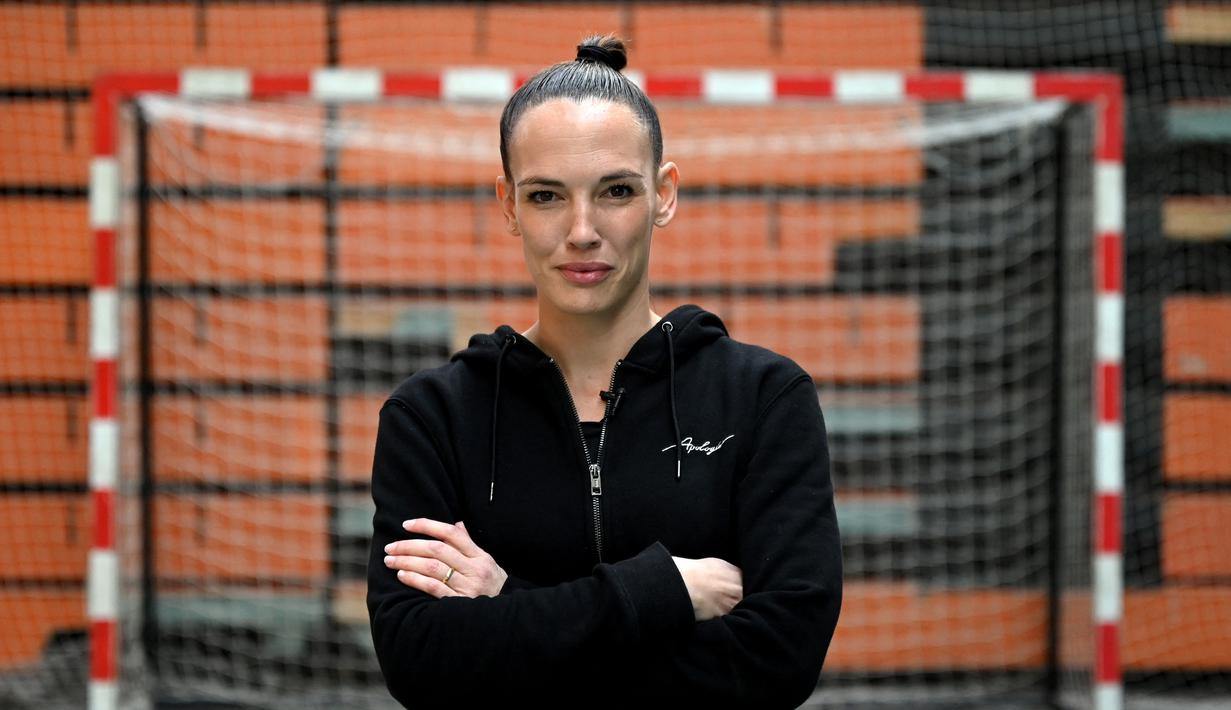 Pemain Spanyol Club Balonmano Albacete, Mireia Rodriguez berpose di lapangan sebelum pertandingan pertamanya melawan Cabanillas di Albacete pada 6 November 2021. Mireia Rodriguez adalah wanita pertama yang bergabung dengan tim bola tangan pria profesional. (GABRIEL BOUYS / AFP)