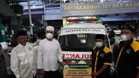 Musa Rajekshah yang juga Ketua Yayasan Haji Anif menyerahkan bantuan 1 unit mobil ambulans ke Masjid Jogokariyan di Yogyakarta