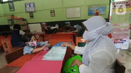 Orang tua siswa saat PPDB tahun ajaran 2020/2021di SDN Pengadilan I Bogor, Jawa Barat, Selasa (9/6/2020). Dinas Pendidikan Kota Bogor membuka waktu pendaftaran PPDB tingkat SD pada 8-11 Juni 2020. (merdeka.com/Arie Basuki)