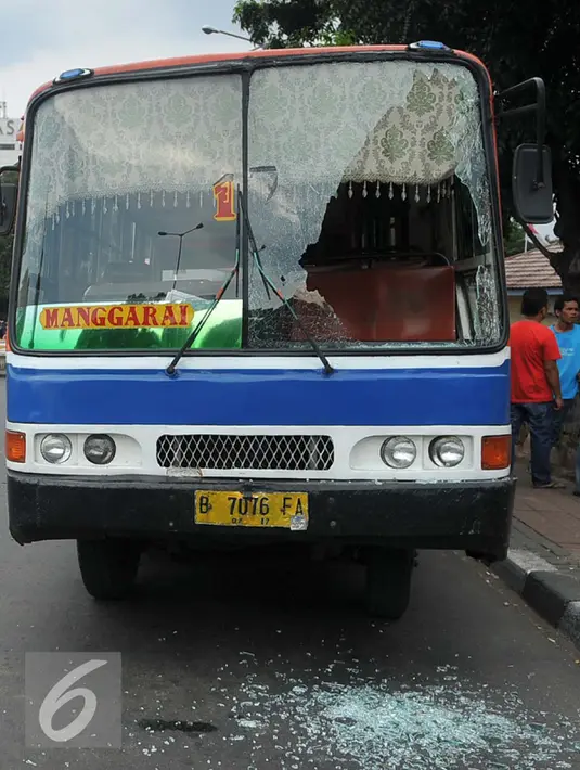 Kaca depan 17 jurusan Pasar Senen - Manggarai mengalami kerusakan akibat diserang sejumlah orang, Jakarta, Selasa (19/4). Belum diketahui maksud dari pengerusakan tersebut. (Liputan6.com/Gempur M Surya)