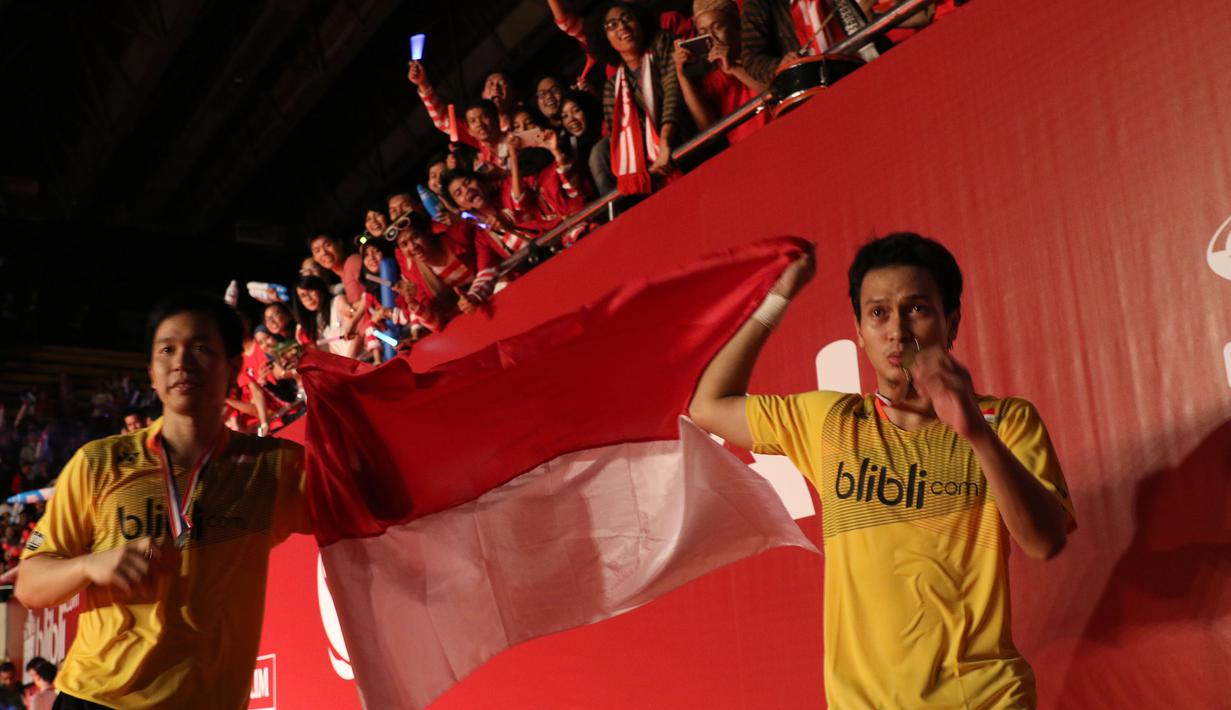Ahsan/Hendra berkelilng menyambut penonton di Istora Gelora Bung Karno, Jakarta. Minggu (16/8/2015). (Bola.com/Arief Bagus)