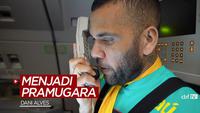 Berita video bek senior Dani Alves beraksi menjadi pramugara pesawat yang mengangkut skuat Timnas Brasil di Olimpiade Tokyo 2020.