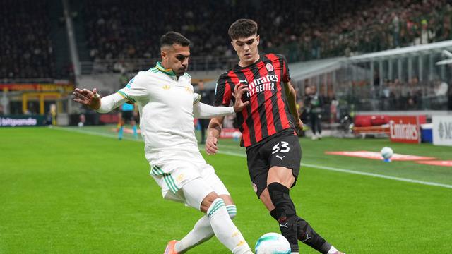 Zeki Celik vs Davide Bartesaghi di laga AC Milan vs AS Roma