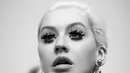Dalam sebuah foto yang berbeda, Christina Aguilera terlihat berbeda dengan bulu matanya. (ZOEY GROSSMAN/PAPER MAGAZINE)