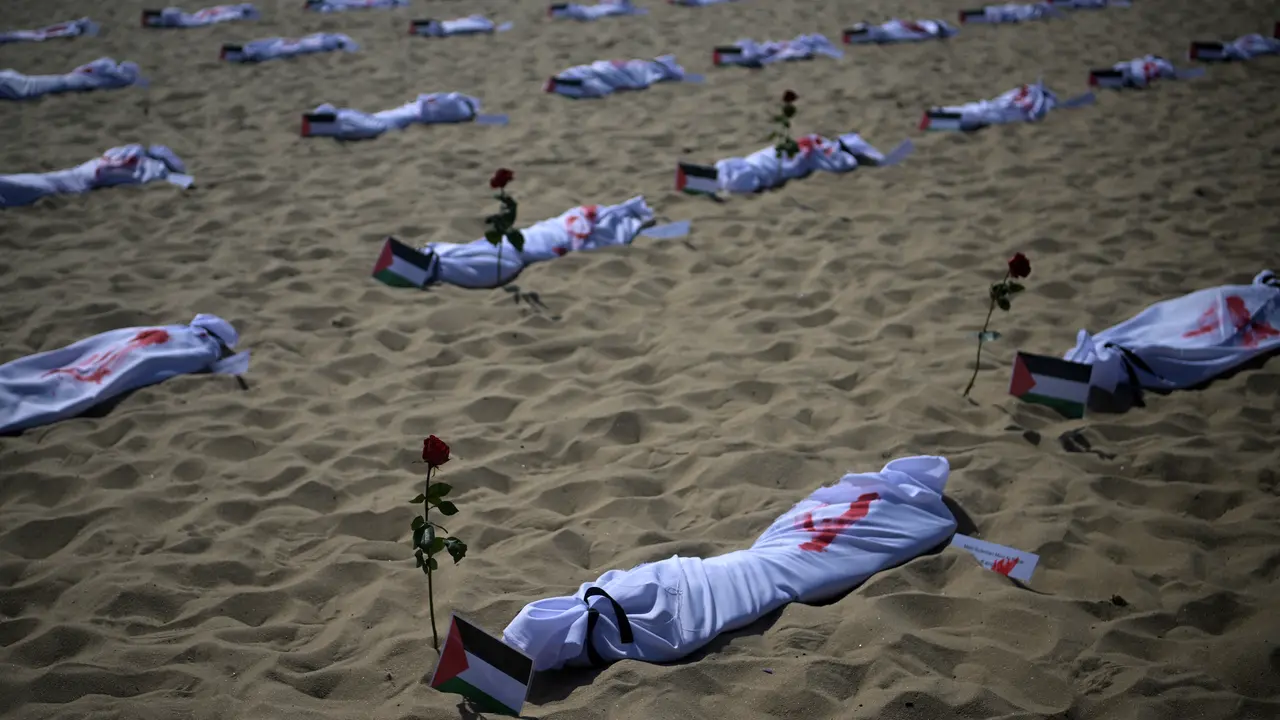 Penghormatan untuk anak-anak Gaza di pantai Brasil