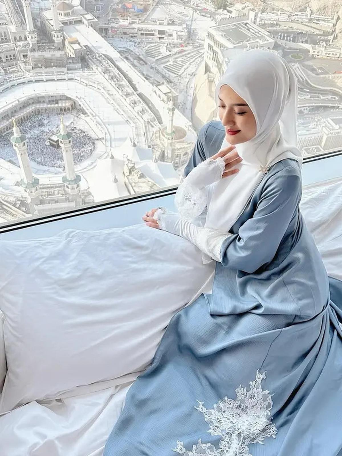 Gaya Annisa Aziza Pakai Hijab dan Baju Syar'i saat Umroh, Tampil Anggun dan Memukau