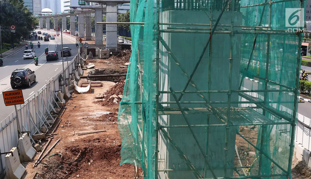 Kondisi pembangunan proyek LRT yang sepi aktivitas di Jalan HR Rasuna Said, Jakarta, Selasa (1/5). Peringatan Hari Buruh membuat sejumlah proyek meliburkan para pekerjanya. (Liputan6.com/Immanuel Antonius)