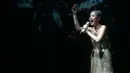 Usai Ariel menyanyikan lagu Saat Kau Pergi, BCL muncul dari sisi kiri panggung dan kemudian dilanjutkan penampilan mereka dengan menyanyikan lagu berjudul Ku Katakan Dengan Indah. (Deki Prayoga/Bintang.com)