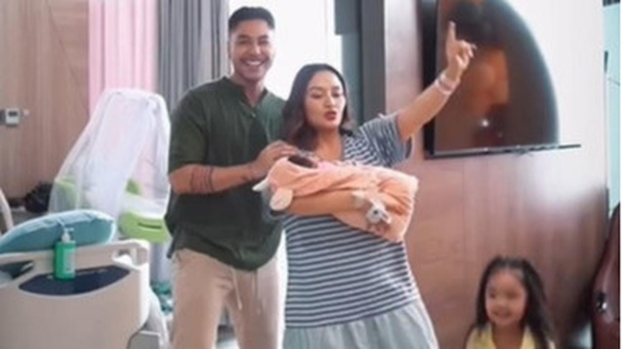 Baru Melahirkan Anak Kedua, Siti Badriah dan Krisjiana Ajak Anak-Anak Joget Bareng