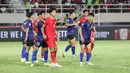 <p>Pemain Timnas Indonesia, Kadek Arel dikawal sejumlah pemain Laos saat laga lanjutan Grup B Piala AFF 2024 di Stadion Manahan, Solo, Jawa Tengah, Kamis (12/12/2024). (Bola.com/Abdul Aziz)</p>