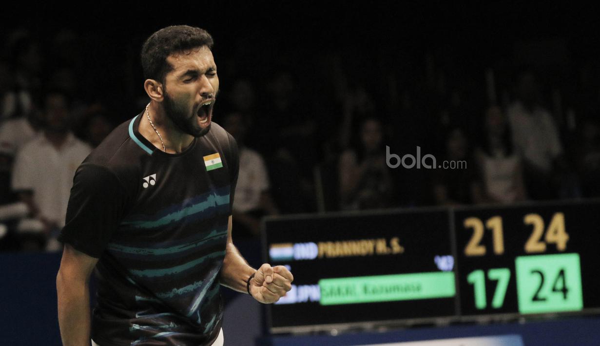Tunggal putra India, Prannoy H.S, mengalahkan tunggal putra Jepang, Sakai Kazumasa, pada laga semifinal Indonesia Open 2017 di JCC, Sabtu, (17/6/2017). Prannoy kalah 17-21 28-26 21-18. (Bola.com/M Iqbal Ichsan)