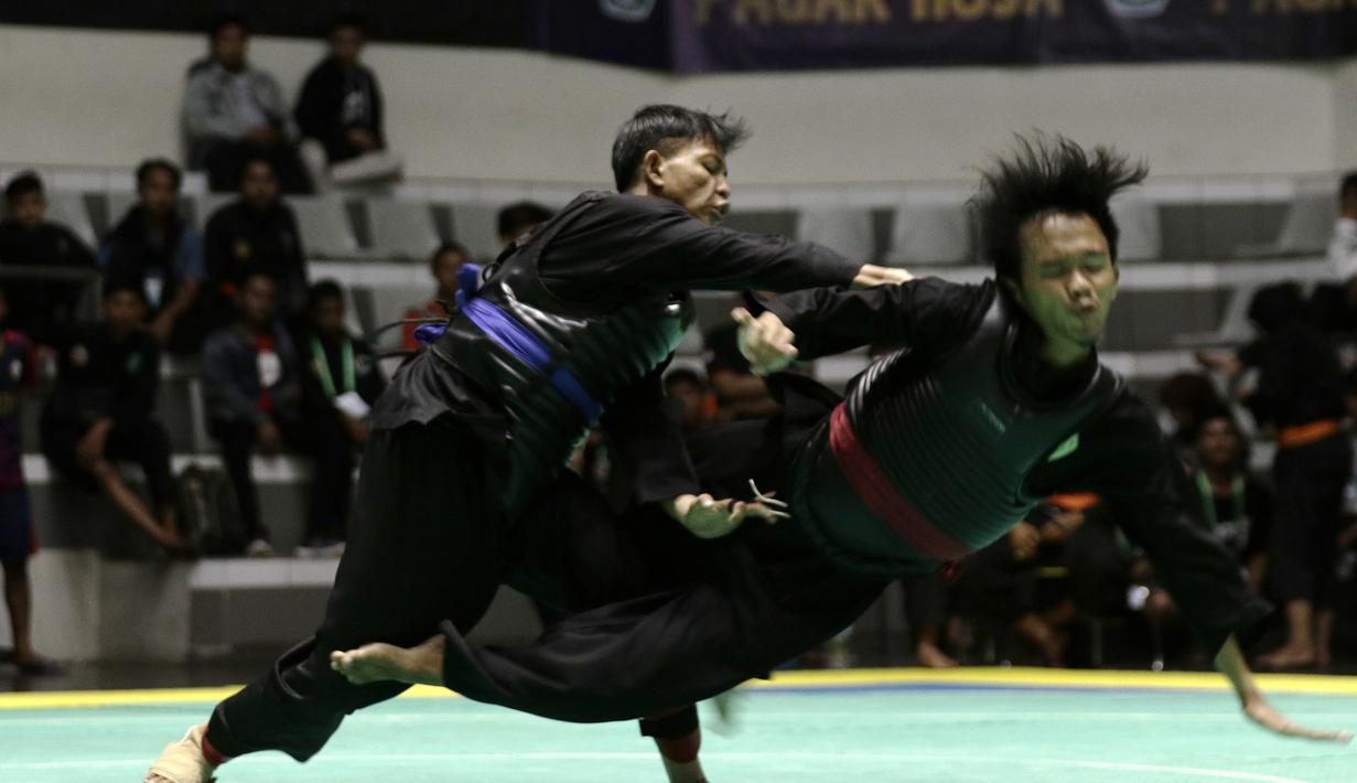 Pendekar Pagar Nusa saat bertarung dalam Kejurnas dan Festival III Pencak Silat di Padepokan Pencak Silat, TMII, Jakarta, Sabtu (4/1). Kejuaraan ini diikuti ratusan pendekar silat Pagar Nusa dari seluruh Indonesia. (Bola.com/Yoppy Renato)