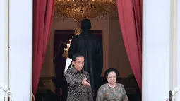 Presiden Joko Widodo (Jokowi) mempersilahkan Megawati Soekarnoputri untuk duduk di bangku teras belakang Istana Merdeka, Jakarta, Senin (21/11). Pertemuan tersebut membahas kondisi politik nasional, ekonomi dan pilkada. (Biropres Kepresidenan/Laily)