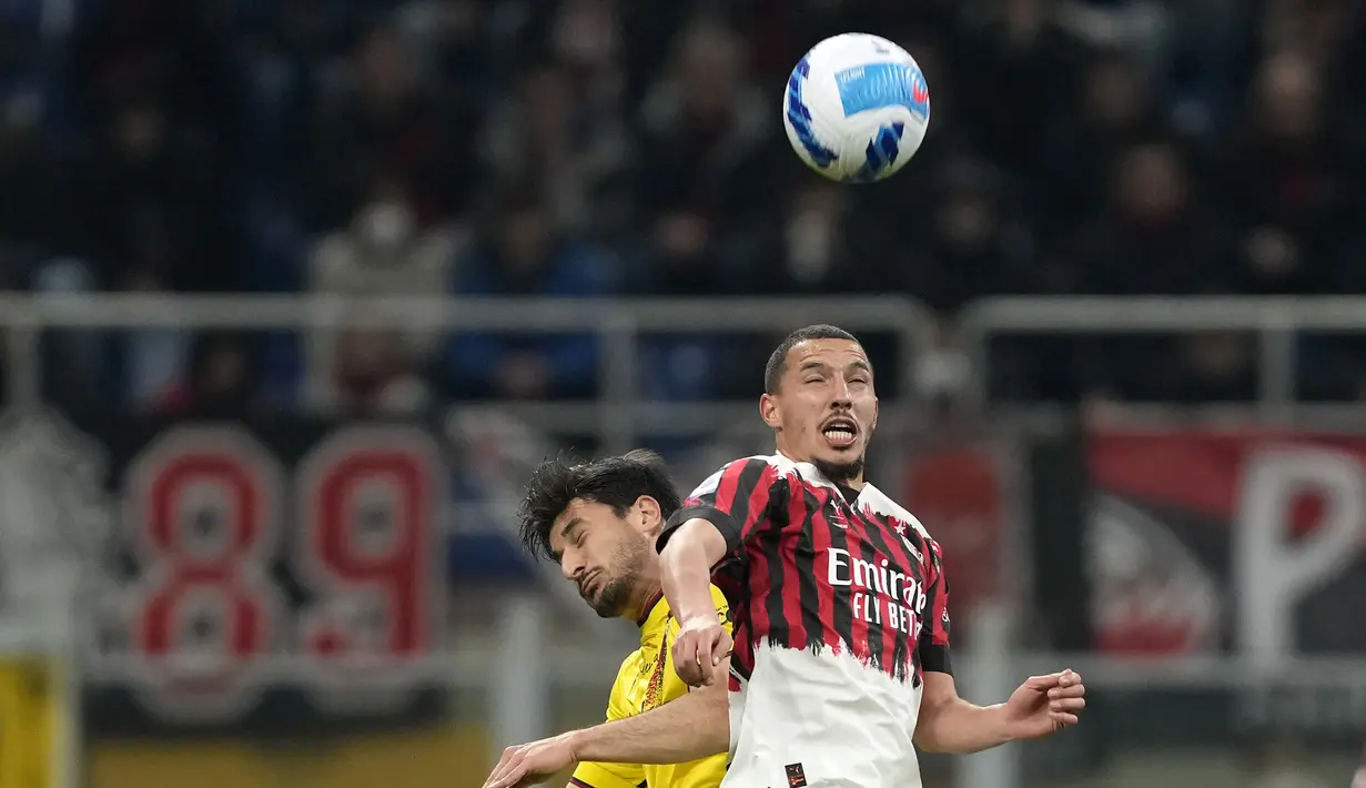Gelandang AC Milan, Ismael Bennacer berebut bola udara dengan pemain Bologna, Riccardo Orsolini pada pertandingan lanjutan Liga Serie A Italia di stadion San Siro, di Milan, Italia, Selasa (5/4/2022). AC Milan bermain imbang atas Bologna 0-0. (AP Photo/Antonio Calanni)