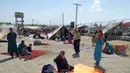 Keluarga Afghanistan duduk di luar tenda di area terbuka di pinggiran Chaman, sebuah kota perbatasan di provinsi Baluchistan barat daya Pakistan, Rabu (1/9/2021). Puluhan keluarga Afghanistan telah menyeberang ke Pakistan melalui perbatasan barat daya Chaman sehari setelahnya. (AP Photo/Jafar Khan)