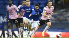 Gelandang Leicester City, James Maddison, berebut bola dengan gelandang Everton, Tom Davies, pada laga Premier League pekan ke-32 di Goodison Park, Kamis (2/7/2020) dini hari WIB. Leicester City kalah 1-2 atas Everton. (AFP/Peter Powell/pool)