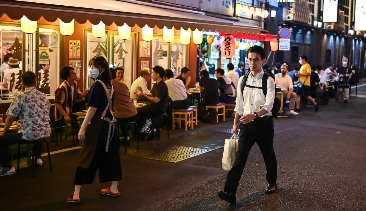 Orang-orang berkumpul di "izakaya", sebuah bar tradisional Jepang, pada malam hari di Tokyo, 4 September 2020. Interior tempat ini biasanya dari kayu, yang semakin menambah kesan tradisional. (Photo by Charly TRIBALLEAU / AFP)