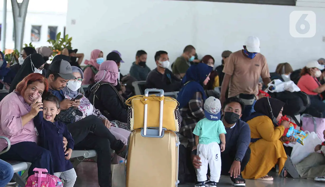 Penumpang menunggu kereta di peron Stasiun Senen, Jakarta, Jumat (8/7/2022). Dua hari menjelang Idul adha 2022, jumlah penumpang kereta api jarak jauh meningkat dua kali lipat di Stasiun Pasar Senen dengan jumlah 14.470 penumpang dari 24 jadwal keberangkatan KA. (Liputan6.com/Herman Zakharia)